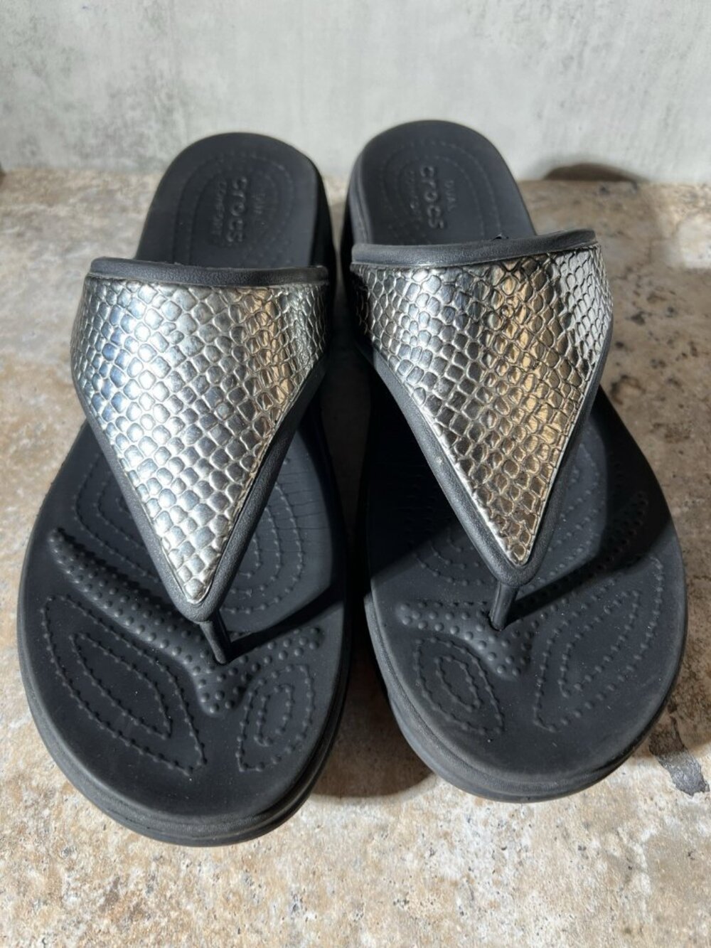 Crocs Monterey Women’s Size 10 Black Silver Metallic Wedge Flip-Flop Sandals